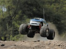 KYOSHO 1/8 GP 4WD GIGA CRUSHER RTR